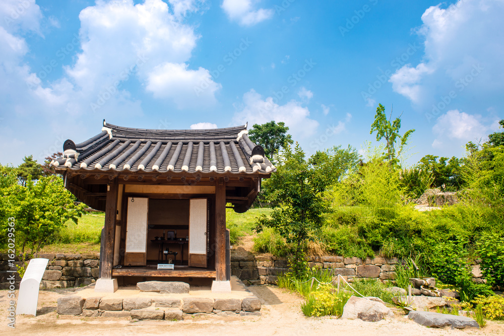 아산시 외암민속마을에 있는 조상의 신을 모시는 사당(family shrine)