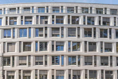 Fassade mit Fenstern eines Hauses