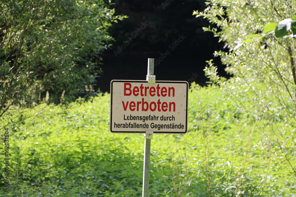 Verbotsschild Betreten verboten in der Natur wegen Gefahr durch