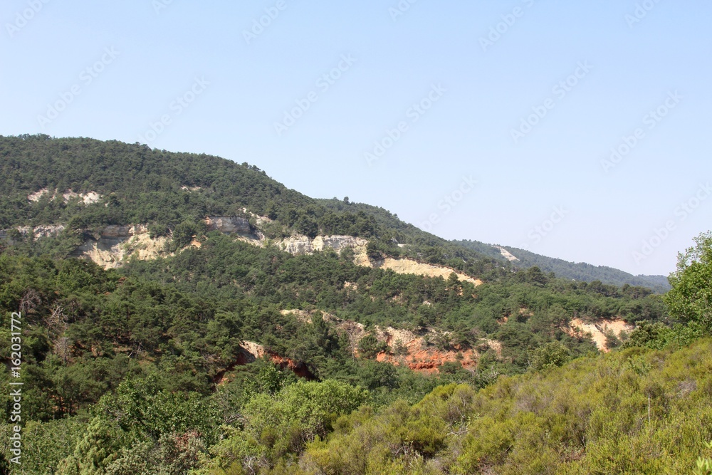 Le Colorado provençal de Rustrel dans le Vaucluse en Provence Le Colorado provençal de Rustrel dans le Vaucluse en Provence