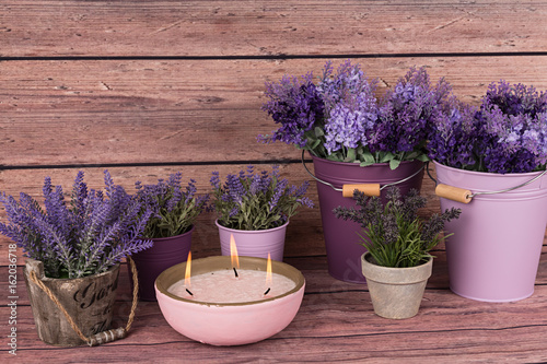 Fototapeta Naklejka Na Ścianę i Meble -  Flores de lavanda en maceteros y vela lila.