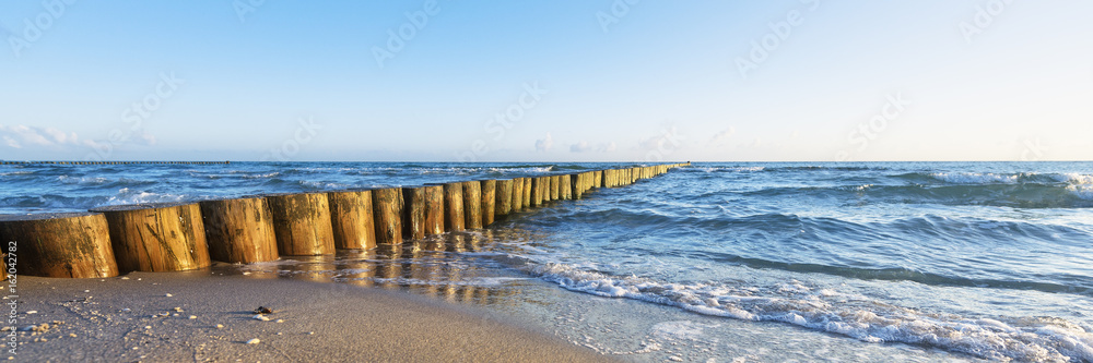 Fototapeta premium Wakacje nad morzem - niemieckie wybrzeże Morza Bałtyckiego - baner