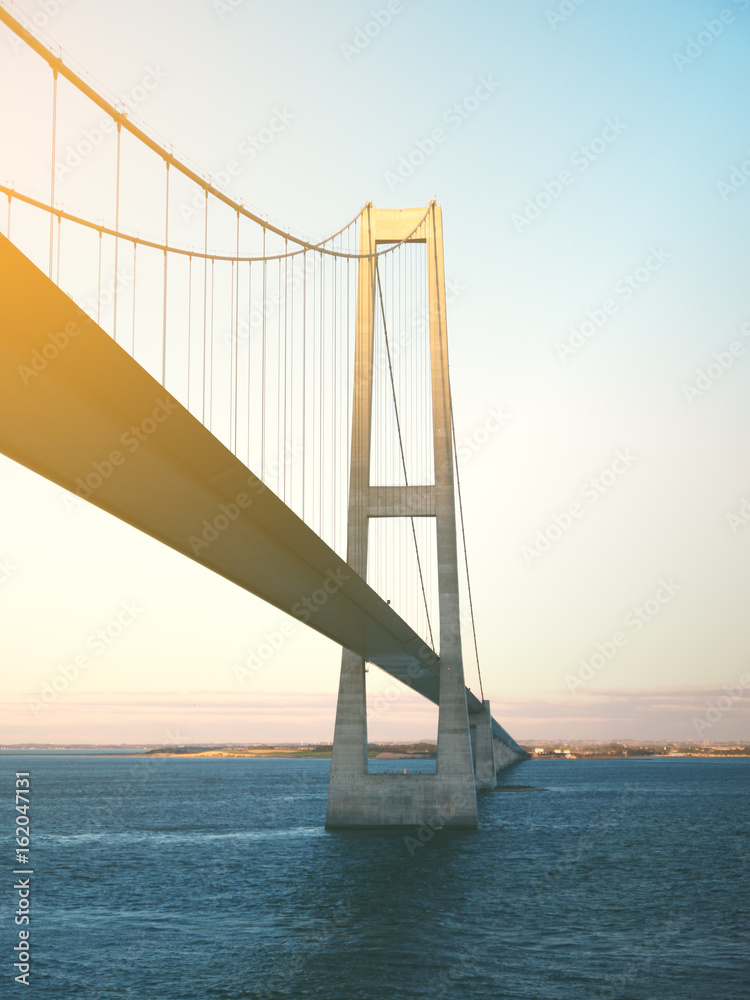Obraz premium Öresundbrücke im Sonnenuntergang 