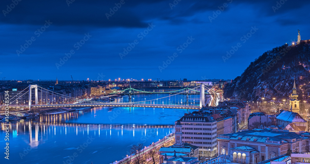 Nice view on Budapest with the Elisabeth Bridge at night
