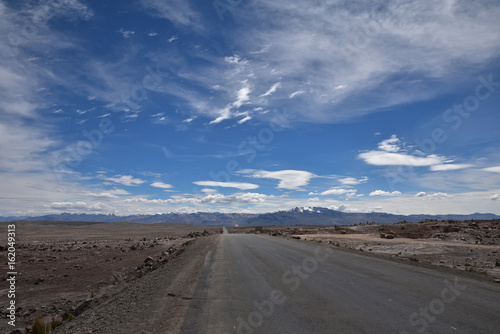 Route de l'altiplano andin à Patapampa au Pérou