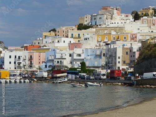 Un borgo colorato arroccato sul mare nell'Isola di Ponza in Italia.