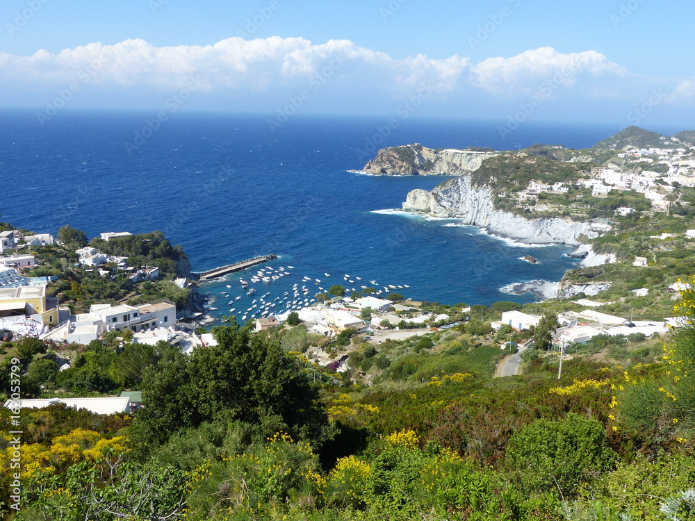 Panorama dall'alto di una baia di rocce bianche nell'Isola di Ponza in Italia.