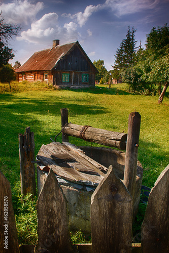 Obraz na płótnie Old well and house w salonie