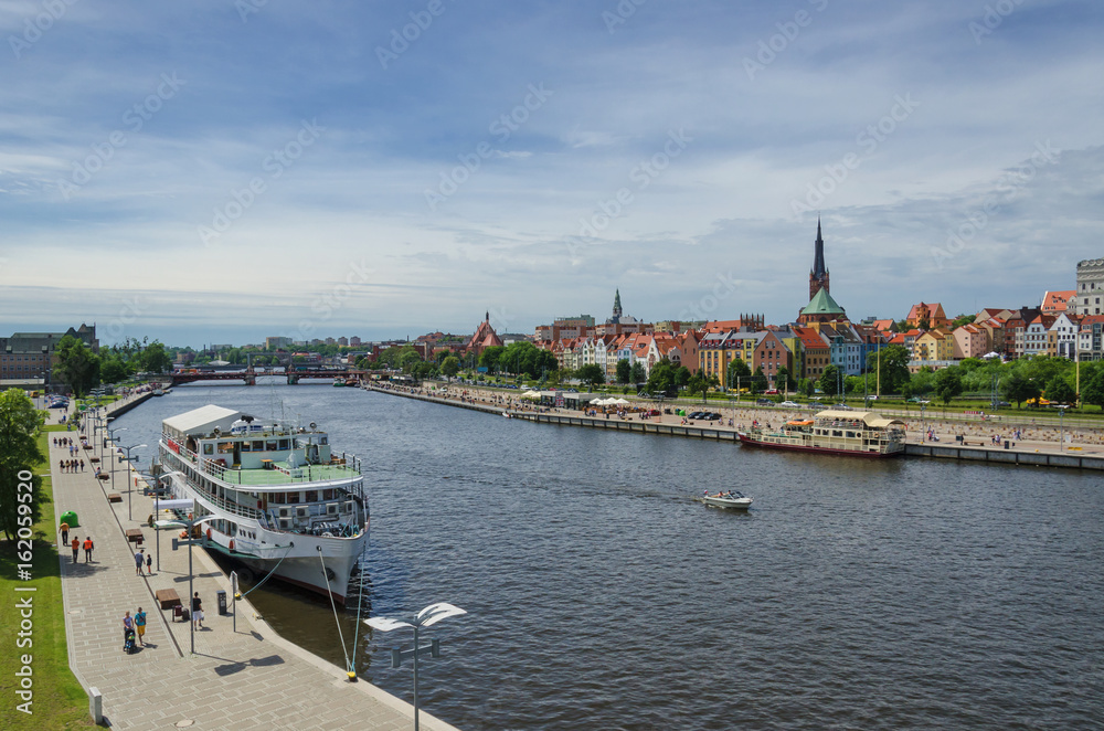 Obraz premium PROMENADE AND BOULEVARD - Port city on the river