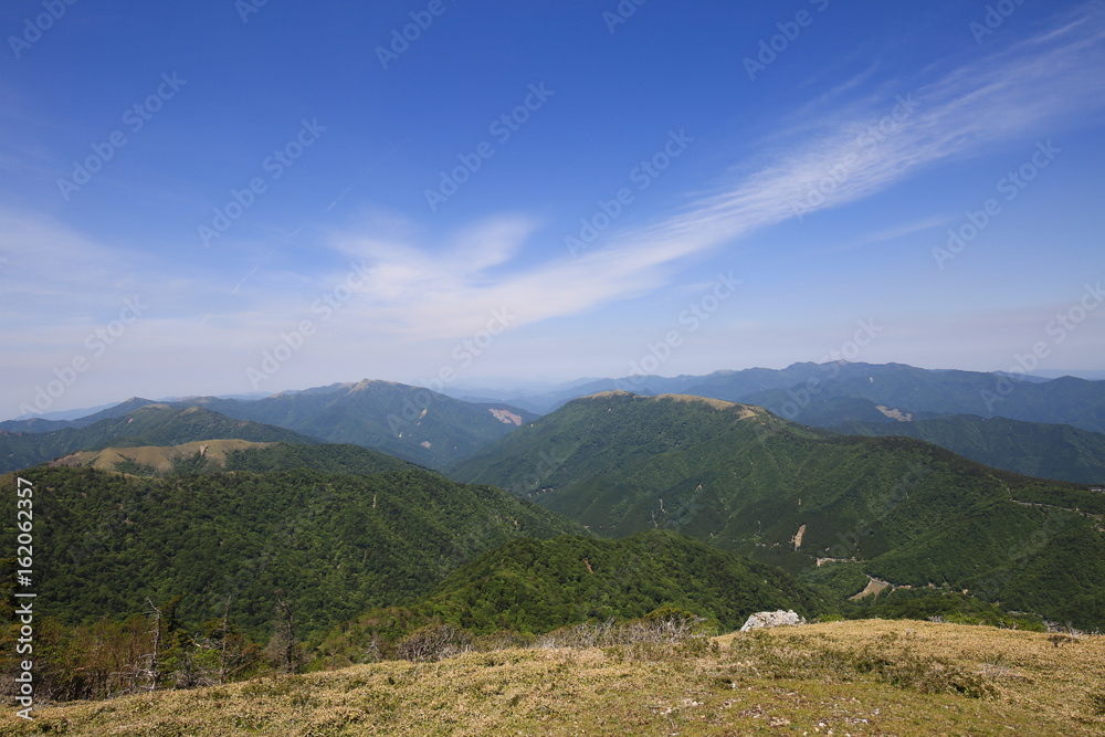 Fototapeta Sceneria z tarasu po zachodniej stronie szczytu góry Tsurugi, prefektura Tokushima