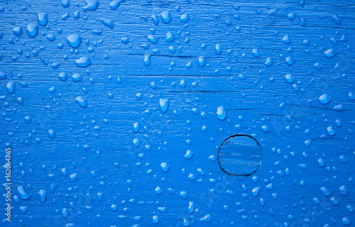 Wassertropfen auf blauem Holz Hintergrund, Textur 