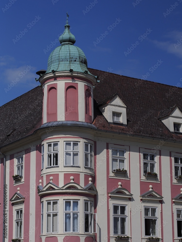 Baustil - historische Hausfassade im neuen Glanz