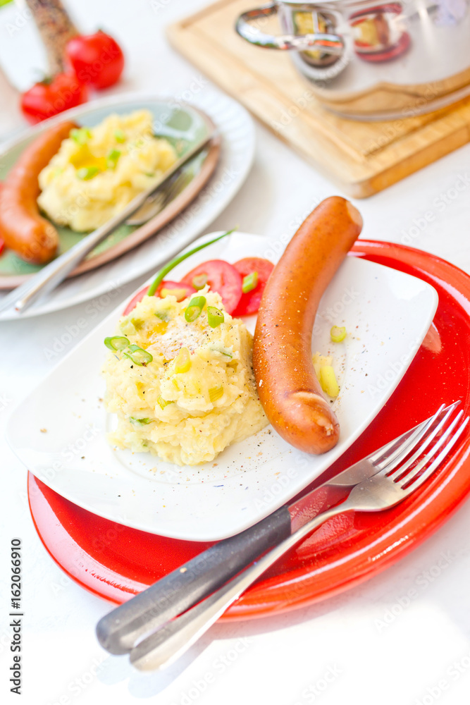 Käsekrainer mit Kartoffelpüree und Lauchzwiebel Käsekrainer mit Kartoffelpüree und Lauchzwiebel