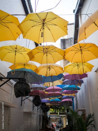 Khmer Gasse mit Regenschirmen