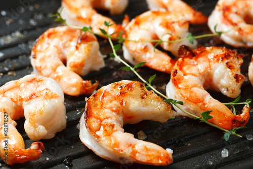 Cuadro en lienzo Grilled tiger shrimps