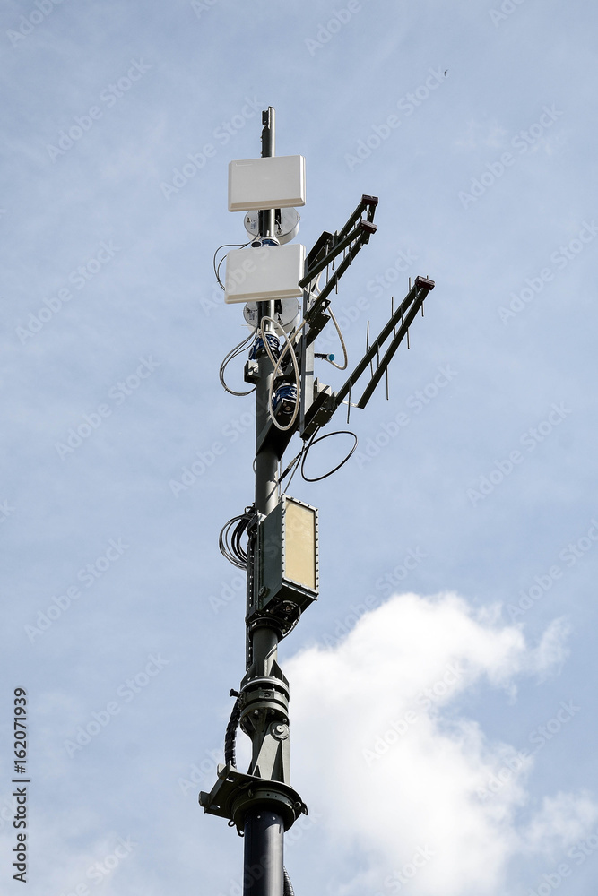 Military communications data transmission antenna