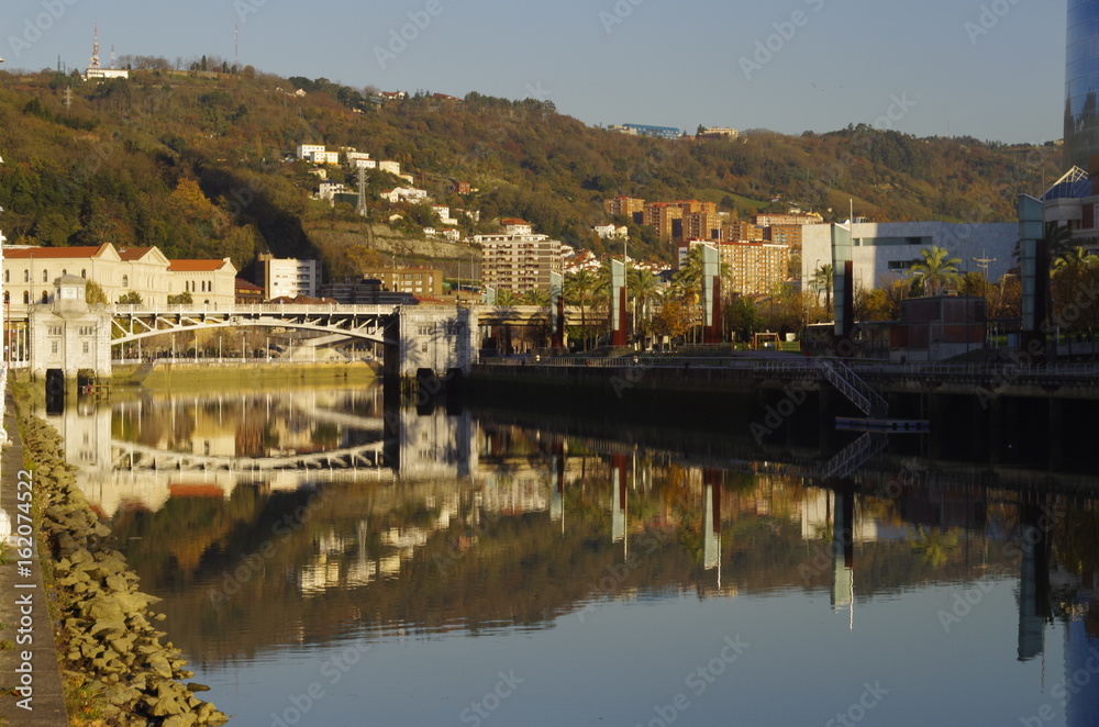 Fototapeta premium ciudad reflajada en río