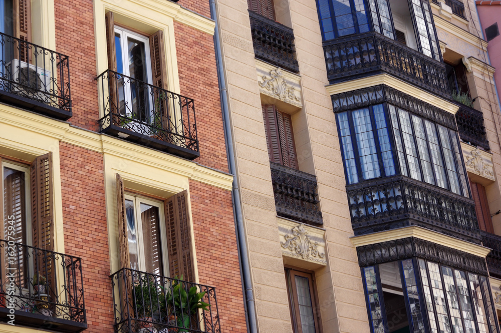 Obraz premium immeuble façade rouge, madrid