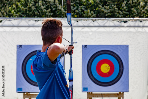Canvas Print Man practising archery in Paris