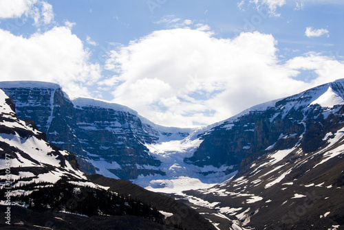 春のカナディアン・ロッキー アサバスカ氷河近くのもう一つの氷河（カナダ）