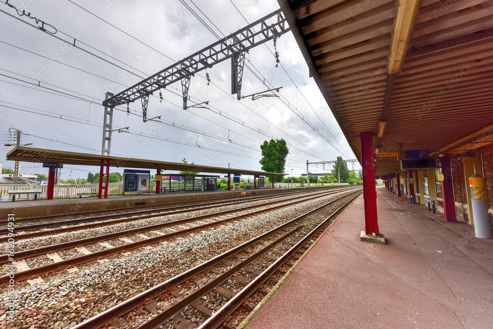 Villeneuve-le-Roi Train Station