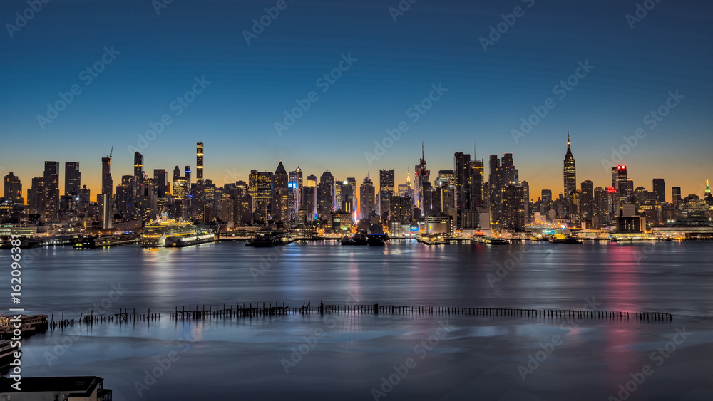 ニューヨーク・マンハッタンの朝焼けのパノラマ Stock 写真 | Adobe Stock