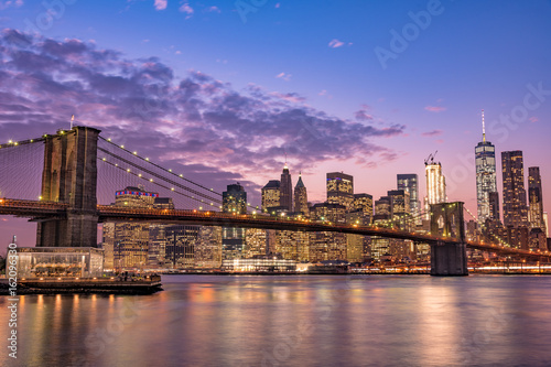 Fototapeta Naklejka Na Ścianę i Meble -  ブルックリン橋とニューヨークの夜景