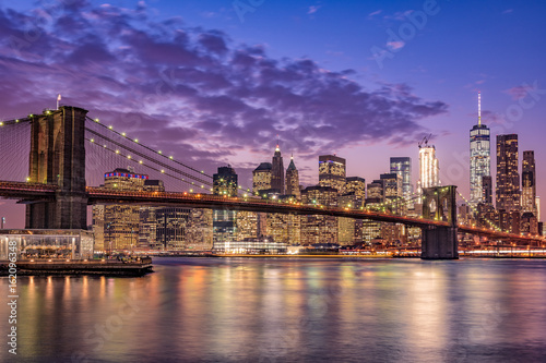 Fototapeta Naklejka Na Ścianę i Meble -  ブルックリン橋とニューヨークの夜景