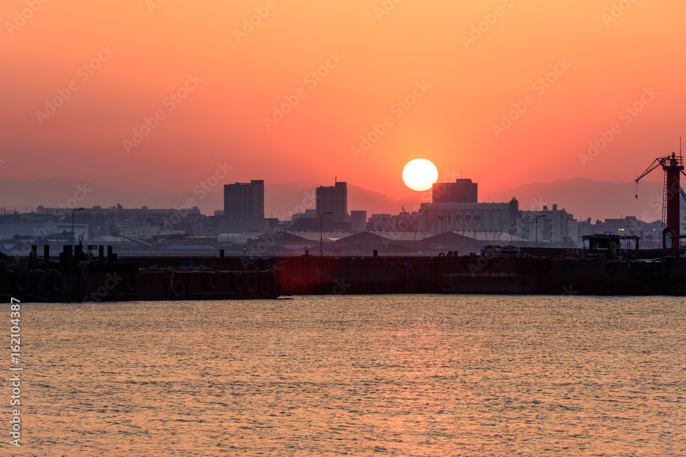 大黒ふ頭から見た横浜のシルエットとみなとみらいの夕焼け 