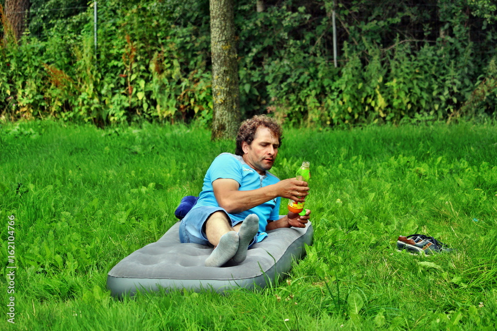 park, gras, lato, zieleń, relaks, odpoczynek, człowiek na trawie, spożywanie,  odpoczynek