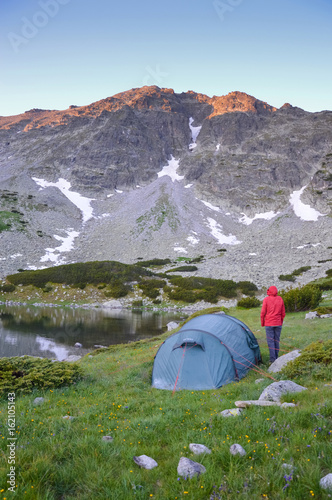 Obraz na płótnie Woman and a tent in mountains w salonie