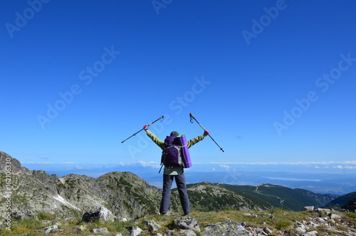 Obraz na płótnie Person successful hiking at mountain peak w salonie