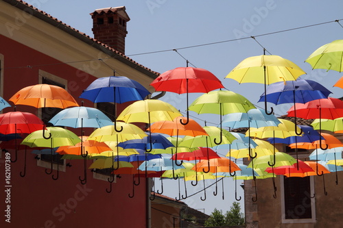 Viele bunte Regenschirme
