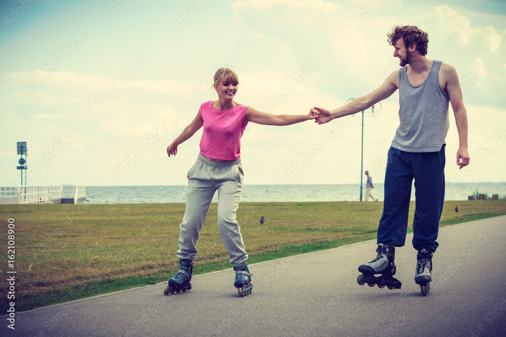 Fototapeta premium roller skater couple skating outdoor