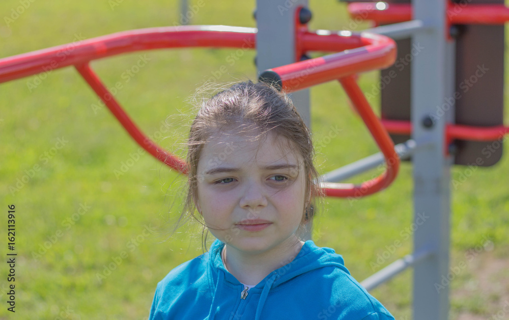 Obraz premium Девочка выполняет упражнения на спортивных снарядах