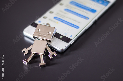 Chatbot / Social Bot, Smartphone und Chatverlauf  photo