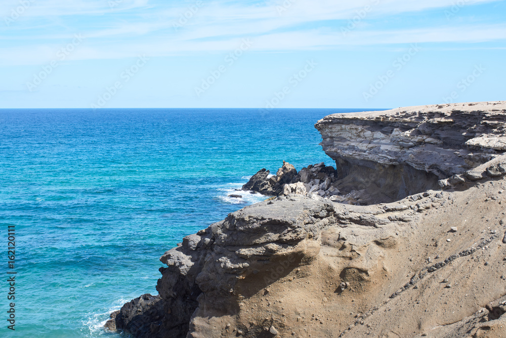 Sonnige Küste mit Felsen auf Fuerteventura Sonnige Küste mit Felsen auf Fuerteventura