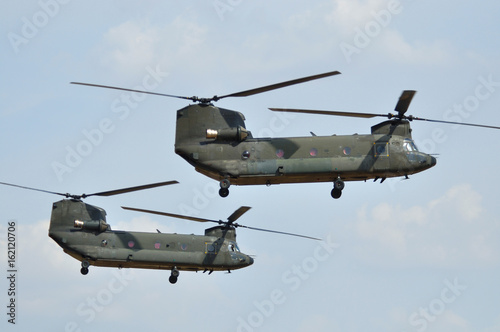 Formación de helicópteros de transporte Chinook photo