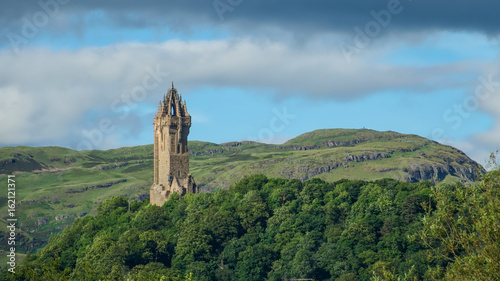 Foto Wallace monument with Ochil hills in the distance