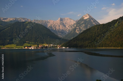 Obraz na płótnie Blick auf Pertisau am Achensee w salonie