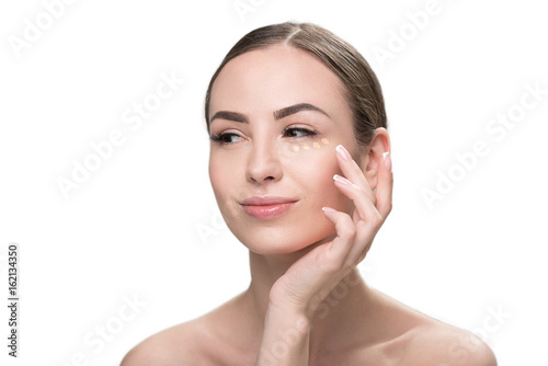Fotografia Happy beautiful girl putting decorative visage cosmetic