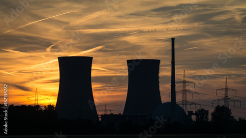 Quadro su tela Atomkraftwerk Grafenrheinfeld bei Sonnenuntergang