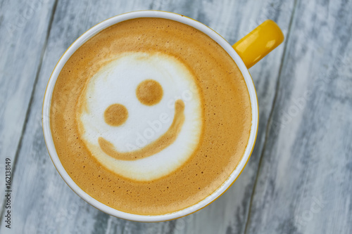 Fototapeta Uśmiechnięta buźka w stylu latte art. Widok z góry na kawę. Zaskakujące fakty na temat kofeiny.