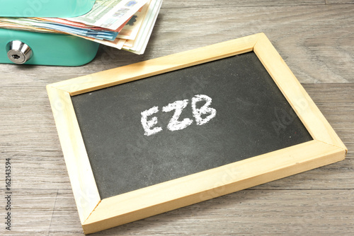 Eine Geldkassette und ein Kreidetafel mit dem Wort EZB