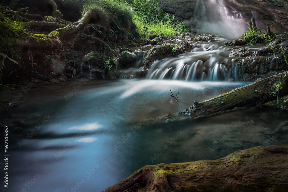 Obraz premium Bachlauf mit Wasserfall