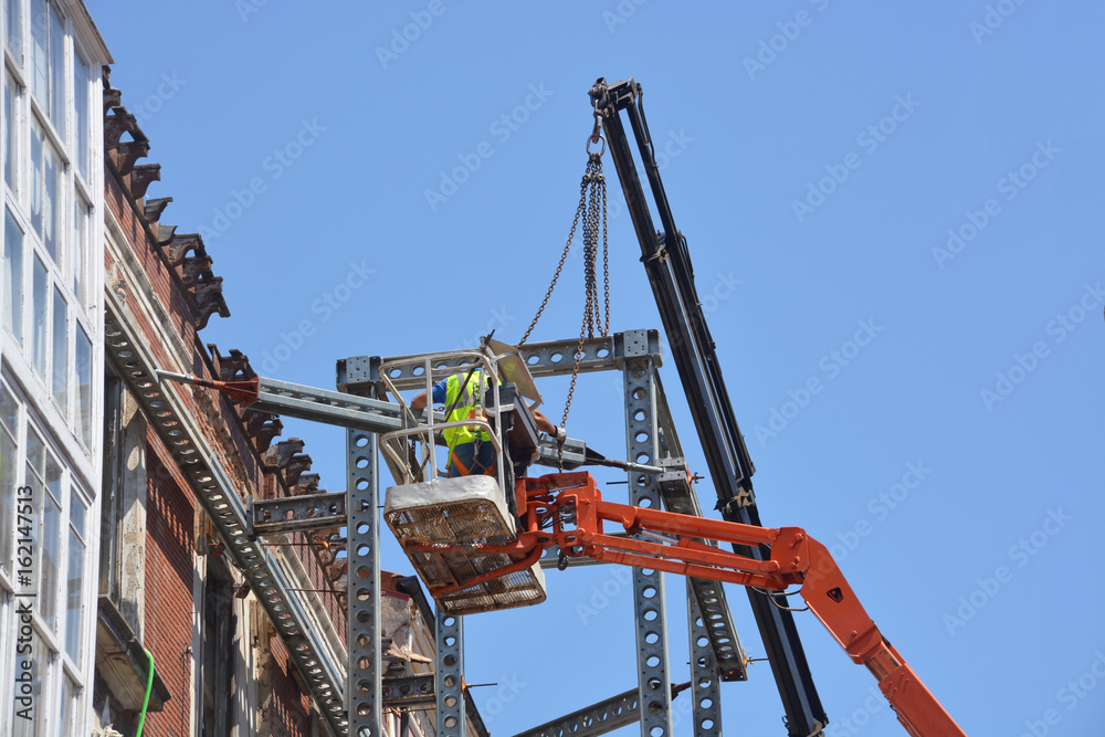 obrero trabajando en una fachada obrero trabajando en una fachada