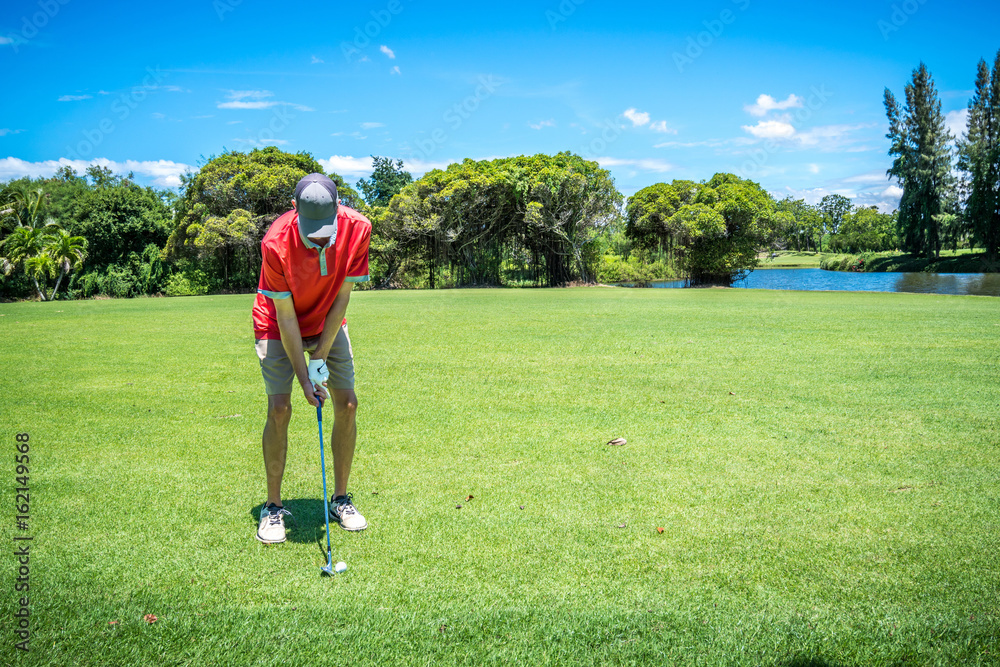 Obraz premium golfer playing golf with golf club on fairway