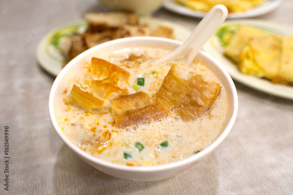 Taiwanese salty soy milk soup (Xian Dou Jiang) for breakfast 台湾の朝食 鹹豆漿 シェントウジャン Taiwanese salty soy milk soup (Xian Dou Jiang) for breakfast 台湾の朝食 鹹豆漿 シェントウジャン