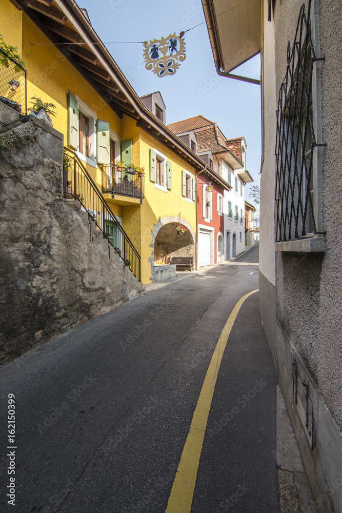 Eine Gasse in Bourg-en-Lavaux in der Schweiz