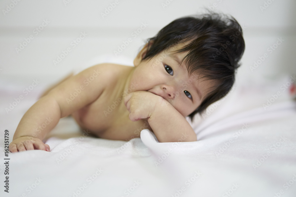 baby girl Asian, Cute kids in a good mood Lie down on the couch, They're so happy, They're so cute, They're so cute on the bed baby girl Asian, Cute kids in a good mood Lie down on the couch, They're so happy, They're so cute, They're so cute on the bed